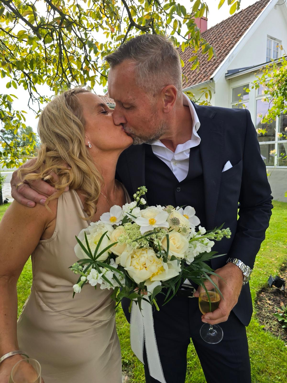 Bröllopsblomma 4 bunden av Wrights Flora