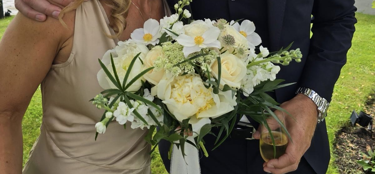 Par med blomsterbukett