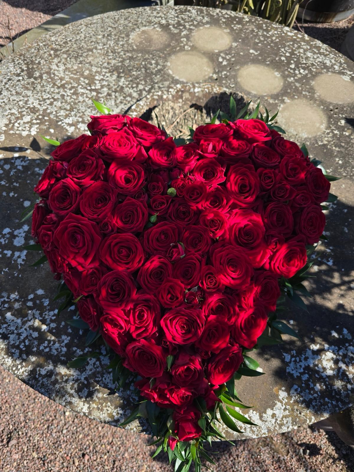 Hjärta av röda rosor — personligt sorgbinderi från Wrights Flora